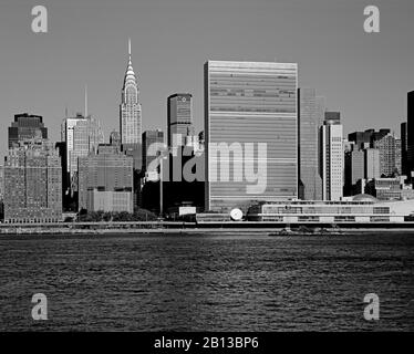 Skyline mit Chrysler Building und Sitz der Vereinten Nationen, New York City, USA Stockfoto