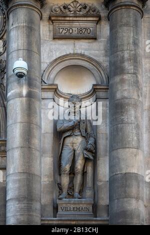 PARIS, FRANKREICH - 02. AUGUST 2018: Statue des französischen Politikers Abel Francois Villemainus an der Ostfassade des Hotel de ville Stockfoto