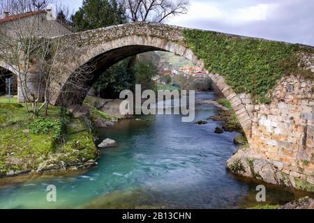 Brücke über den Fluss Miera, Lierganes. Kantabrien, Spanien Stockfoto