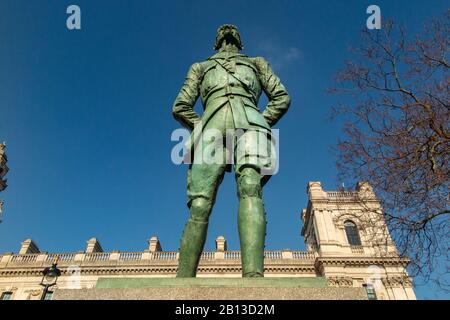 Eine Statue (1956; Jacob Epstein) von Feldmarschall Jan Christian Smuts (1870-1950) auf dem Parliament Square außerhalb der Parlamentsgebäude in London Stockfoto