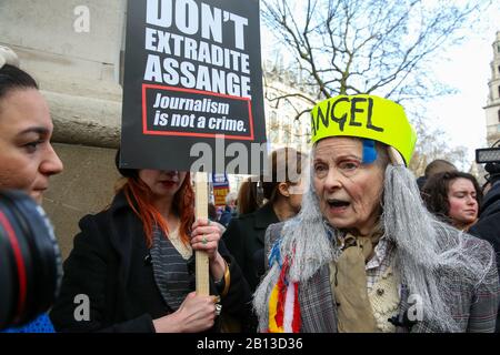 Australia House, Strand, London, Großbritannien 22. Februar 2020 - Vivienne Westwood, britische Modedesignerin schließt sich den Aktivisten für Wikileaks-Gründer Julian Assange außerhalb von Australia House, Strand an und fordert, dass Assange nicht an die USA ausgeliefert werden darf. Julian Assange steht 18 Anklagepunkten in den Vereinigten Staaten gegenüber, einschließlich der Verschwörung, Regierungscomputer zu hacken und gegen ein Spionagegesetz zu verstoßen. Sein Auslieferungsverfahren beginnt am Montag, 24. Februar 2020, am Woolwich Crown Court. Credit: Dinendra Haria/Alamy Live News Stockfoto