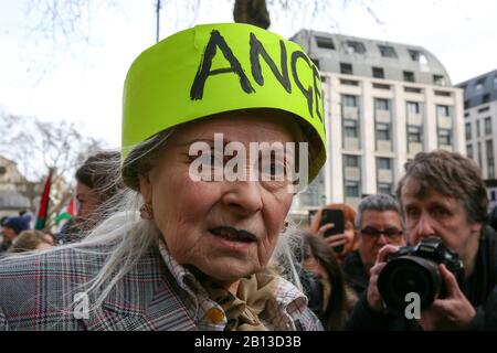 Australia House, Strand, London, Großbritannien 22. Februar 2020 - Vivienne Westwood, britische Modedesignerin schließt sich den Aktivisten für Wikileaks-Gründer Julian Assange außerhalb von Australia House, Strand an und fordert, dass Assange nicht an die USA ausgeliefert werden darf. Julian Assange steht 18 Anklagepunkten in den Vereinigten Staaten gegenüber, einschließlich der Verschwörung, Regierungscomputer zu hacken und gegen ein Spionagegesetz zu verstoßen. Sein Auslieferungsverfahren beginnt am Montag, 24. Februar 2020, am Woolwich Crown Court. Credit: Dinendra Haria/Alamy Live News Stockfoto