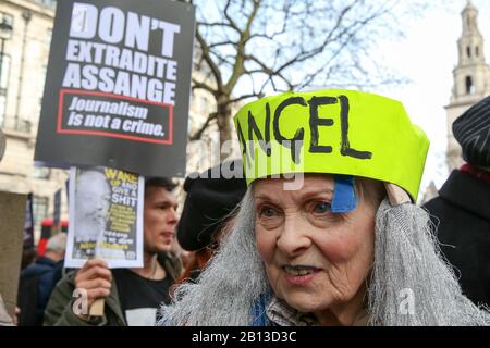 Australia House, Strand, London, Großbritannien 22. Februar 2020 - Vivienne Westwood, britische Modedesignerin schließt sich den Aktivisten für Wikileaks-Gründer Julian Assange außerhalb von Australia House, Strand an und fordert, dass Assange nicht an die USA ausgeliefert werden darf. Julian Assange steht 18 Anklagepunkten in den Vereinigten Staaten gegenüber, einschließlich der Verschwörung, Regierungscomputer zu hacken und gegen ein Spionagegesetz zu verstoßen. Sein Auslieferungsverfahren beginnt am Montag, 24. Februar 2020, am Woolwich Crown Court. Credit: Dinendra Haria/Alamy Live News Stockfoto