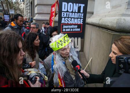 Australia House, Strand, London, Großbritannien 22. Februar 2020 - Vivienne Westwood, britische Modedesignerin schließt sich den Aktivisten für Wikileaks-Gründer Julian Assange außerhalb von Australia House, Strand an und fordert, dass Assange nicht an die USA ausgeliefert werden darf. Julian Assange steht 18 Anklagepunkten in den Vereinigten Staaten gegenüber, einschließlich der Verschwörung, Regierungscomputer zu hacken und gegen ein Spionagegesetz zu verstoßen. Sein Auslieferungsverfahren beginnt am Montag, 24. Februar 2020, am Woolwich Crown Court. Credit: Dinendra Haria/Alamy Live News Stockfoto