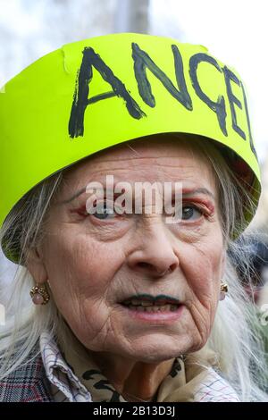 Australia House, Strand, London, Großbritannien 22. Februar 2020 - Vivienne Westwood, britische Modedesignerin schließt sich den Aktivisten für Wikileaks-Gründer Julian Assange außerhalb von Australia House, Strand an und fordert, dass Assange nicht an die USA ausgeliefert werden darf. Julian Assange steht 18 Anklagepunkten in den Vereinigten Staaten gegenüber, einschließlich der Verschwörung, Regierungscomputer zu hacken und gegen ein Spionagegesetz zu verstoßen. Sein Auslieferungsverfahren beginnt am Montag, 24. Februar 2020, am Woolwich Crown Court. Credit: Dinendra Haria/Alamy Live News Stockfoto