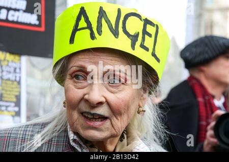 Australia House, Strand, London, Großbritannien 22. Februar 2020 - Vivienne Westwood, britische Modedesignerin schließt sich den Aktivisten für Wikileaks-Gründer Julian Assange außerhalb von Australia House, Strand an und fordert, dass Assange nicht an die USA ausgeliefert werden darf. Julian Assange steht 18 Anklagepunkten in den Vereinigten Staaten gegenüber, einschließlich der Verschwörung, Regierungscomputer zu hacken und gegen ein Spionagegesetz zu verstoßen. Sein Auslieferungsverfahren beginnt am Montag, 24. Februar 2020, am Woolwich Crown Court. Credit: Dinendra Haria/Alamy Live News Stockfoto