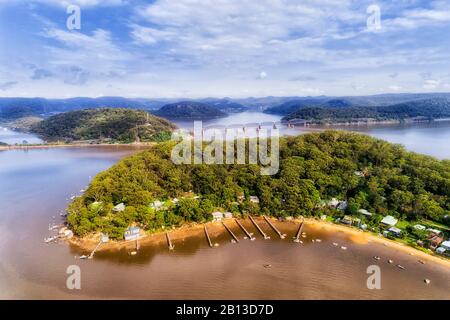 Dangar Island am Fluss Hawkesbury im Hinblick auf die Eisenbahnbrücke der Züge von Sydney, die Greater Sydney mit der Central Coast verbinden. Stockfoto