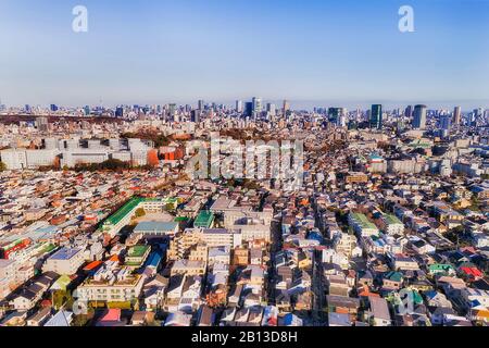 Dicht entwickelte Vororte und Großräume Tokios von Shimo-Kitazawa in Richtung CBD an einem sonnigen Tag. Erhöhte Ansicht der Antenne. Stockfoto