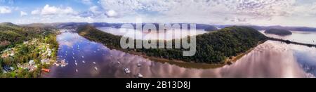 Weiter Luftpanorama über den Fluss Hawkesbury mit dem Dorf Brooklyn auf Der Langen Insel mit lokalem Yachthafen und Austernfarmen. Stockfoto