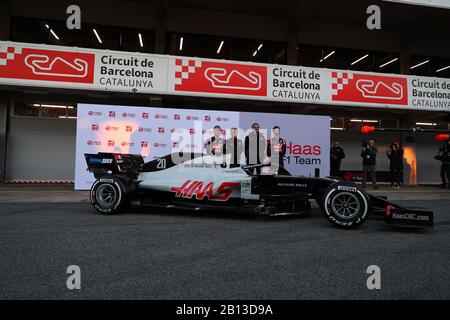 Team Haas präsentierte das neue Auto 2020; #08 Romain Grosjean, & Kevin Magnussen, Gene Haas Gunter Steiner; Haas F1 Team. Formel-1-Weltmeisterschaft Stockfoto