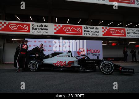 Team Haas präsentierte das neue Auto 2020; #08 Romain Grosjean, & Kevin Magnussen Haas F1 Team. Formel-1-Weltmeisterschaft 2020, Wintertesttage #1 Stockfoto