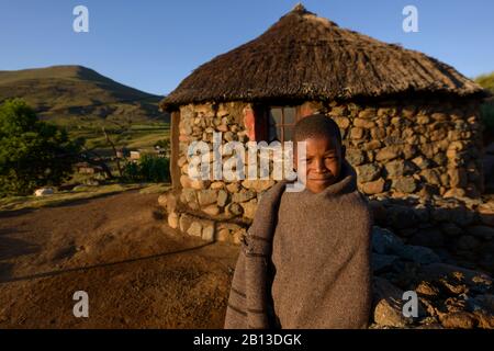 Basotho Hirte in traditioneller Wohnung, Lesotho, Afrika Stockfoto