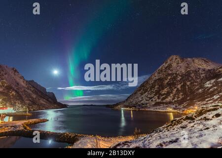 Mond und Nordlichter leuchten den Straumfjord, die Bucht von Straume auf Vesterålen, Norwegen, aus Stockfoto