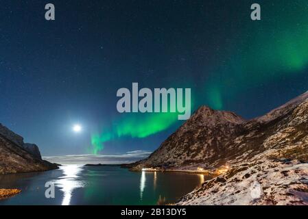 Mond und Nordlichter leuchten den Straumfjord, die Bucht von Straume auf Vesterålen, Norwegen, aus Stockfoto