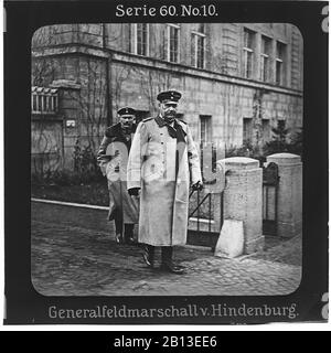 Projektion für alle - der Weltkrieg: Siegerleiche Führer Serie 60. Nr. 10. Generalfeldmarschall v. Hindenburgs. - die Firma "Projektion für alle" wurde 1905 von Max Skladanowsky (1861-1939) gegründet. Sie produzierte bis zum Jahre 1928 fast 100 Serien zu je 24 Glasdias im Format 8,3 x 8,3 cm im Sog. Bromsilber-Gelatin-Trockenplatten Verfahren. Die ersten Städte vor allem in den Bundesländern, Länder aber auch Märchen und Sagen, das alte Testament und der Erste Weltkrieg. Stockfoto