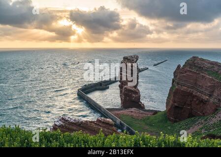 Felsformation "lange Anna" bei Sonnenuntergang, Helgoland, Schleswig-Holstein, Deutschland Stockfoto