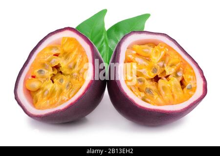 Die Hälfte der Leidenschaft Früchte auf weißem Hintergrund. Isolierte Maracuja. Stockfoto