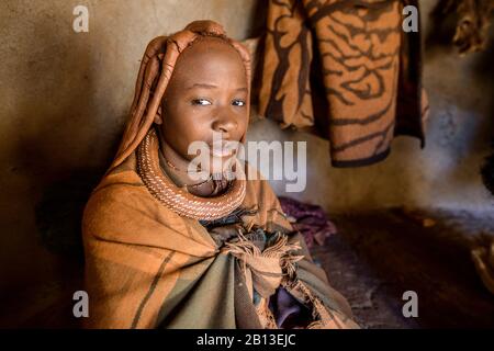 Mädchen aus dem Stamm der Himba in Kaokoland, Namibia, Afrika Stockfoto