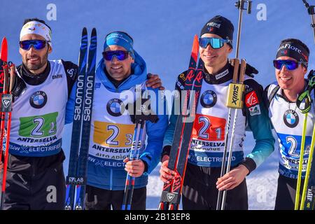 Anterselva (BZ), Italien, 22. Februar 2020, From Sin. : martin fourcade, simon desthieux, jaquelin emilien und quentin fillon maillet (Fra) feiern nach der Zielgerade für La loro medaglia von oro während der IBU-Weltmeisterschaft Biathlon 2020 - 4 x 7,5 Km - Männerrelais - Biathlon - Kredit: LPS/Franco Debernardi/Alamy Live News Stockfoto