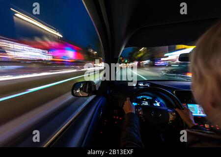 Frau im Elektroauto, dynamisch, Elektromobilität, Hansestadt Hamburg, Deutschland Stockfoto