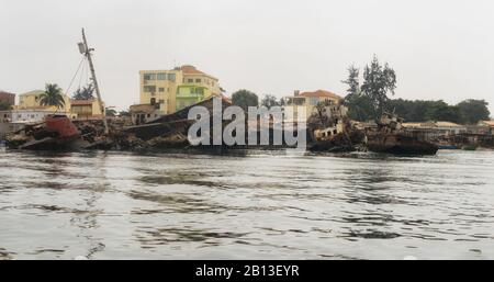 Schiffswracks in Luanda Bay, Luanda, angolanischer, afrikanischer Schiffswracks in Luanda Bay, Luanda, angolanische, Afrika Stockfoto