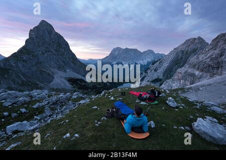 Wanderer mit Blick auf den Seebensee mit Zugspitze und Sonnenspitze, Wettersteingebirge, Alpen, Tyrol, Österreich, Europa Stockfoto