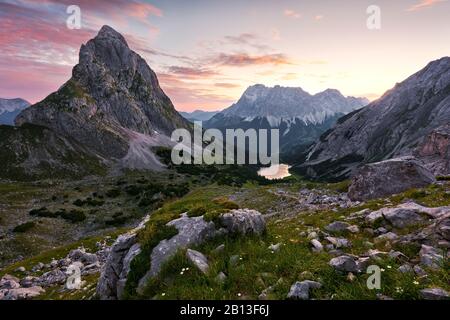 Blick auf den Seebensee mit Zugspitze und Sonnenspitze, Wettersteingebirge, Alpen, Tyrol, Österreich, Europa Stockfoto