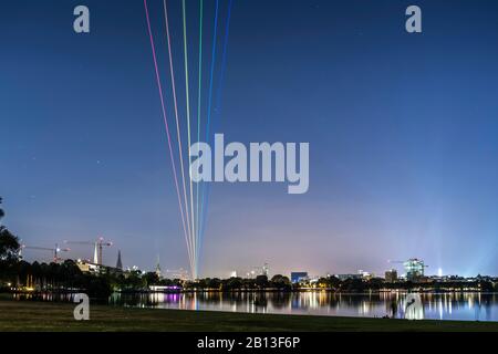 Laserstrahlen auf der Außenalster am Christopher Street Day 2015, Hamburg, Deutschland Stockfoto