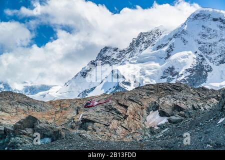 Hubschrauber unter dem Breithorn, Mountain Ridge, Pennine Alps, Schweiz Stockfoto