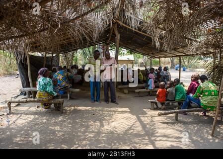 Heimliche Kirche, spirituelle Heilung und Masse in der Republik Kongo, Afrika Stockfoto