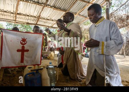 Heimliche Kirche, spirituelle Heilung und Masse in der Republik Kongo, Afrika Stockfoto