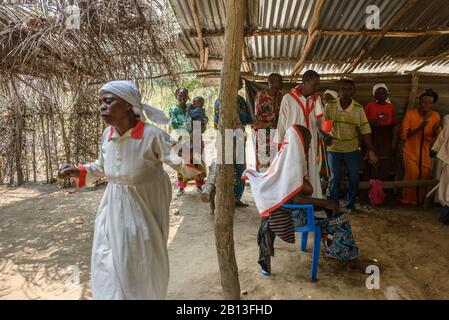 Heimliche Kirche, spirituelle Heilung und Masse in der Republik Kongo, Afrika Stockfoto