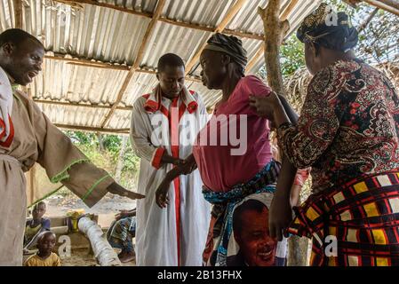 Heimliche Kirche, spirituelle Heilung und Masse in der Republik Kongo, Afrika Stockfoto