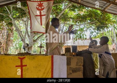 Heimliche Kirche, spirituelle Heilung und Masse in der Republik Kongo, Afrika Stockfoto