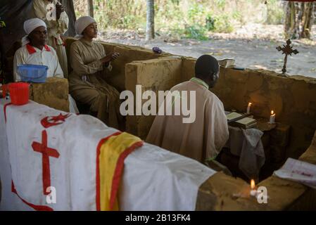 Heimliche Kirche, spirituelle Heilung und Masse in der Republik Kongo, Afrika Stockfoto