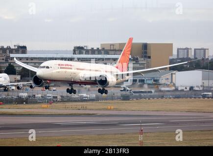 Air India Boeing 787 Dreamliner auf dem Weg zur südlichen Landebahn am Flughafen London-Heathrow Stockfoto