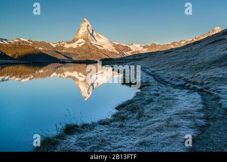 Spiegelung des Matterhorns am Stellisee mit Hoarfrost, Schweiz Stockfoto