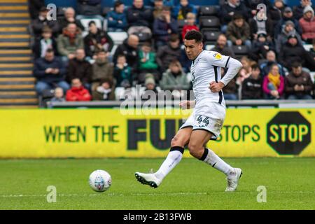 Swansea, Großbritannien. Februar 2020. Ben Cabango von Swansea City im Einsatz gegen Huddersfield Town. EFL Skybet Championship Match, Swansea City / Huddersfield Town im Liberty Stadium in Swansea, South Wales am Samstag, 22. Februar 2020. Dieses Bild darf nur für redaktionelle Zwecke verwendet werden. Nur redaktionelle Nutzung, Lizenz für kommerzielle Nutzung erforderlich. Keine Verwendung bei Wetten, Spielen oder einer einzelnen Club-/Liga-/Spielerpublikationen. PIC von Lewis Mitchell/Andrew Orchard Sportfotografie/Alamy Live News Credit: Andrew Orchard Sportfotografie/Alamy Live News Stockfoto