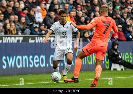 Swansea, Großbritannien. Februar 2020. Kyle Naughton von Swansea City (l) in Aktion. EFL Skybet Championship Match, Swansea City / Huddersfield Town im Liberty Stadium in Swansea, South Wales am Samstag, 22. Februar 2020. Dieses Bild darf nur für redaktionelle Zwecke verwendet werden. Nur redaktionelle Nutzung, Lizenz für kommerzielle Nutzung erforderlich. Keine Verwendung bei Wetten, Spielen oder einer einzelnen Club-/Liga-/Spielerpublikationen. PIC von Lewis Mitchell/Andrew Orchard Sportfotografie/Alamy Live News Credit: Andrew Orchard Sportfotografie/Alamy Live News Stockfoto