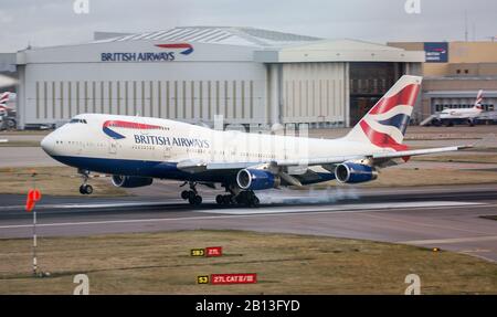 British Airways Boeing 747 400 Jumbo Auf dem Weg zur südlichen Landebahn am Flughafen London-Heathrow Stockfoto