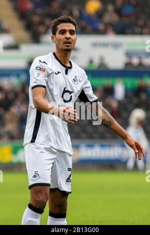 Swansea, Großbritannien. Februar 2020. Kyle Naughton von Swansea City blickt auf. EFL Skybet Championship Match, Swansea City / Huddersfield Town im Liberty Stadium in Swansea, South Wales am Samstag, 22. Februar 2020. Dieses Bild darf nur für redaktionelle Zwecke verwendet werden. Nur redaktionelle Nutzung, Lizenz für kommerzielle Nutzung erforderlich. Keine Verwendung bei Wetten, Spielen oder einer einzelnen Club-/Liga-/Spielerpublikationen. PIC von Lewis Mitchell/Andrew Orchard Sportfotografie/Alamy Live News Credit: Andrew Orchard Sportfotografie/Alamy Live News Stockfoto
