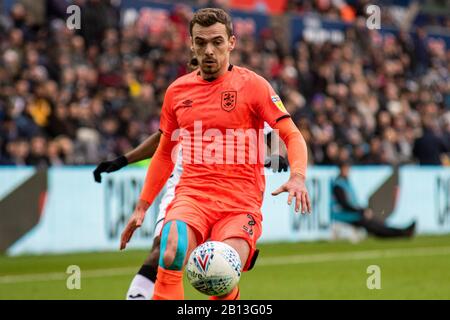 Swansea, Großbritannien. Februar 2020. Harry Toffolo von Huddersfield Town im Einsatz gegen Swansea City. EFL Skybet Championship Match, Swansea City / Huddersfield Town im Liberty Stadium in Swansea, South Wales am Samstag, 22. Februar 2020. Dieses Bild darf nur für redaktionelle Zwecke verwendet werden. Nur redaktionelle Nutzung, Lizenz für kommerzielle Nutzung erforderlich. Keine Verwendung bei Wetten, Spielen oder einer einzelnen Club-/Liga-/Spielerpublikationen. PIC von Lewis Mitchell/Andrew Orchard Sportfotografie/Alamy Live News Credit: Andrew Orchard Sportfotografie/Alamy Live News Stockfoto