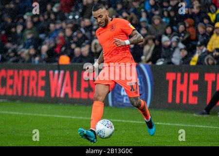 Swansea, Großbritannien. Februar 2020. Danny Simpson von Huddersfield Town im Einsatz gegen Swansea City. EFL Skybet Championship Match, Swansea City / Huddersfield Town im Liberty Stadium in Swansea, South Wales am Samstag, 22. Februar 2020. Dieses Bild darf nur für redaktionelle Zwecke verwendet werden. Nur redaktionelle Nutzung, Lizenz für kommerzielle Nutzung erforderlich. Keine Verwendung bei Wetten, Spielen oder einer einzelnen Club-/Liga-/Spielerpublikationen. PIC von Lewis Mitchell/Andrew Orchard Sportfotografie/Alamy Live News Credit: Andrew Orchard Sportfotografie/Alamy Live News Stockfoto