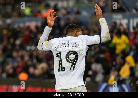 Swansea, Großbritannien. Februar 2020. Rhian Brewster von Swansea City Gesten an die Menge. EFL Skybet Championship Match, Swansea City / Huddersfield Town im Liberty Stadium in Swansea, South Wales am Samstag, 22. Februar 2020. Dieses Bild darf nur für redaktionelle Zwecke verwendet werden. Nur redaktionelle Nutzung, Lizenz für kommerzielle Nutzung erforderlich. Keine Verwendung bei Wetten, Spielen oder einer einzelnen Club-/Liga-/Spielerpublikationen. PIC von Lewis Mitchell/Andrew Orchard Sportfotografie/Alamy Live News Credit: Andrew Orchard Sportfotografie/Alamy Live News Stockfoto
