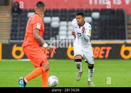 Swansea, Großbritannien. Februar 2020. Rhian Brewster aus Swansea City (r) im Einsatz gegen Huddersfield Town. EFL Skybet Championship Match, Swansea City / Huddersfield Town im Liberty Stadium in Swansea, South Wales am Samstag, 22. Februar 2020. Dieses Bild darf nur für redaktionelle Zwecke verwendet werden. Nur redaktionelle Nutzung, Lizenz für kommerzielle Nutzung erforderlich. Keine Verwendung bei Wetten, Spielen oder einer einzelnen Club-/Liga-/Spielerpublikationen. PIC von Lewis Mitchell/Andrew Orchard Sportfotografie/Alamy Live News Credit: Andrew Orchard Sportfotografie/Alamy Live News Stockfoto