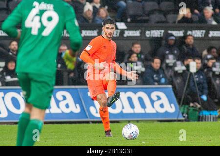 Swansea, Großbritannien. Februar 2020. Harry Toffolo von Huddersfield Town im Einsatz gegen Swansea City. EFL Skybet Championship Match, Swansea City / Huddersfield Town im Liberty Stadium in Swansea, South Wales am Samstag, 22. Februar 2020. Dieses Bild darf nur für redaktionelle Zwecke verwendet werden. Nur redaktionelle Nutzung, Lizenz für kommerzielle Nutzung erforderlich. Keine Verwendung bei Wetten, Spielen oder einer einzelnen Club-/Liga-/Spielerpublikationen. PIC von Lewis Mitchell/Andrew Orchard Sportfotografie/Alamy Live News Credit: Andrew Orchard Sportfotografie/Alamy Live News Stockfoto