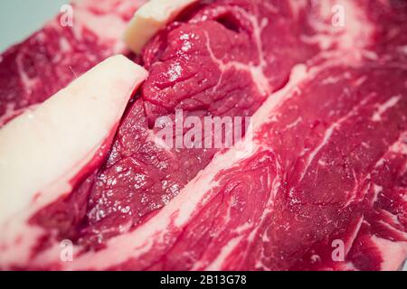 Blutiger roter, roher Steak mit vollem Rahmen, selektiver Fokus Stockfoto