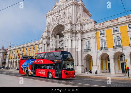 Red Lisbon Sightseeing-Doppeldeckerbus vor Arco da Rua Augusta in Lissabon Portugal Stockfoto