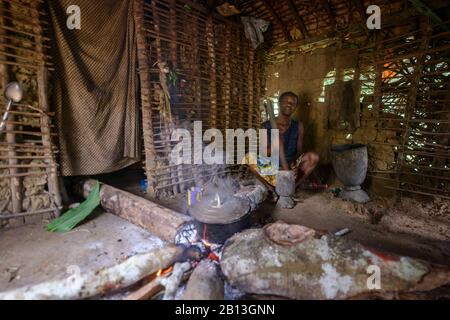 Frau bereitet Essen vor, Demokratische Republik Kongo, Afrika Stockfoto