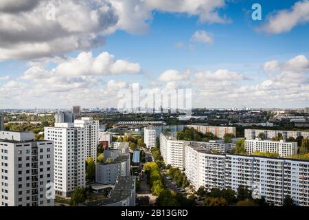 Blick von der Promenade Skywalk Marzahn in Richtung Stadtzentrum, Marzahn, Berlin, Deutschland Stockfoto